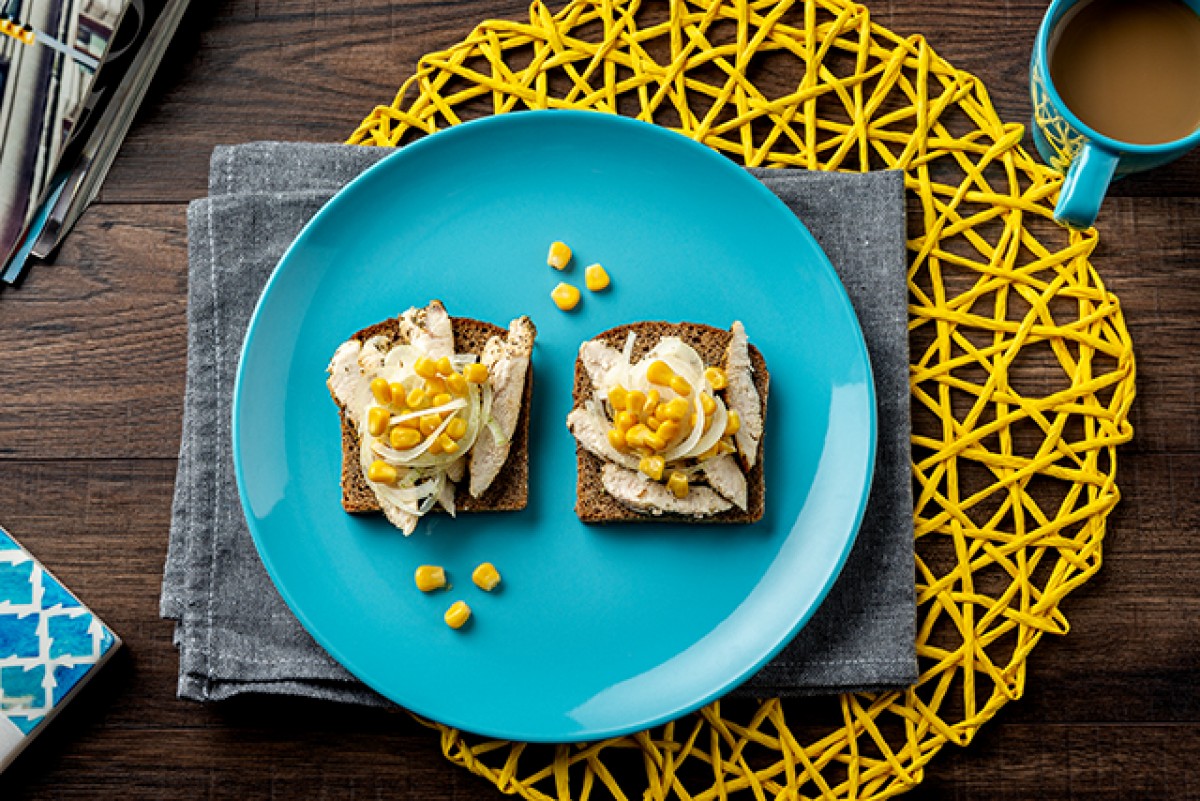 Tartine au poulet, à l’oignon et au maïs