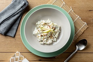 Joghurt mit Birne und Nüssen