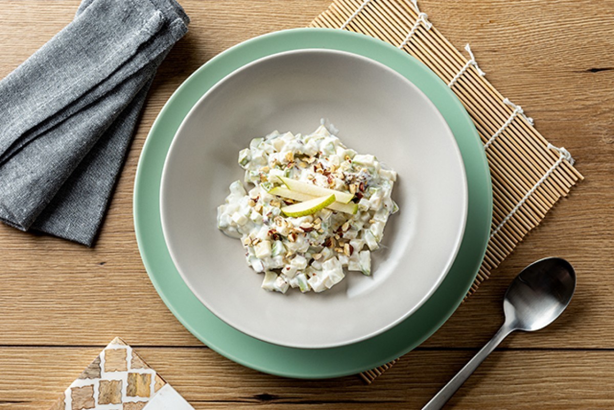 Joghurt mit Birne und Nüssen