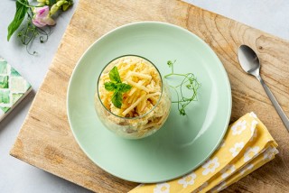 Geschichteter Hirsebrei mit Apfel