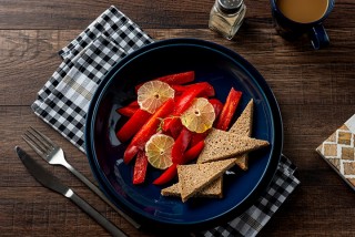 Paprika-Zitronen-Salat mit Brot