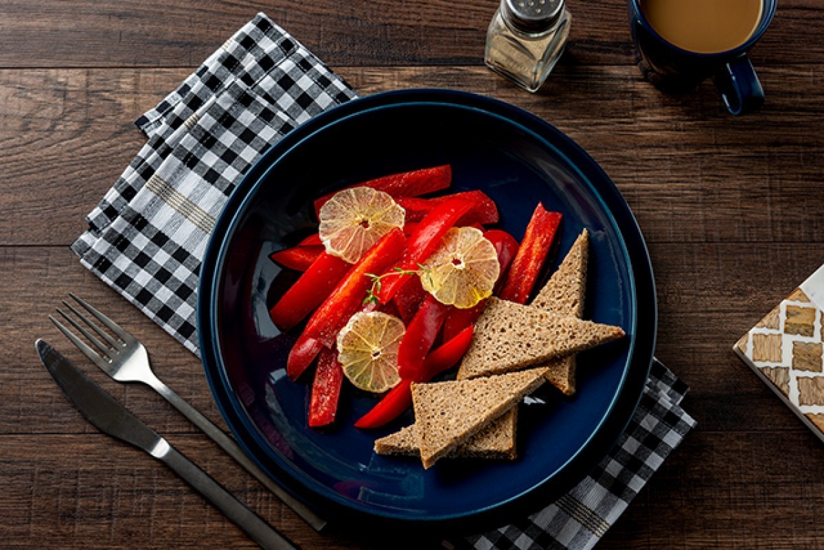 Paprika-Zitronen-Salat mit Brot