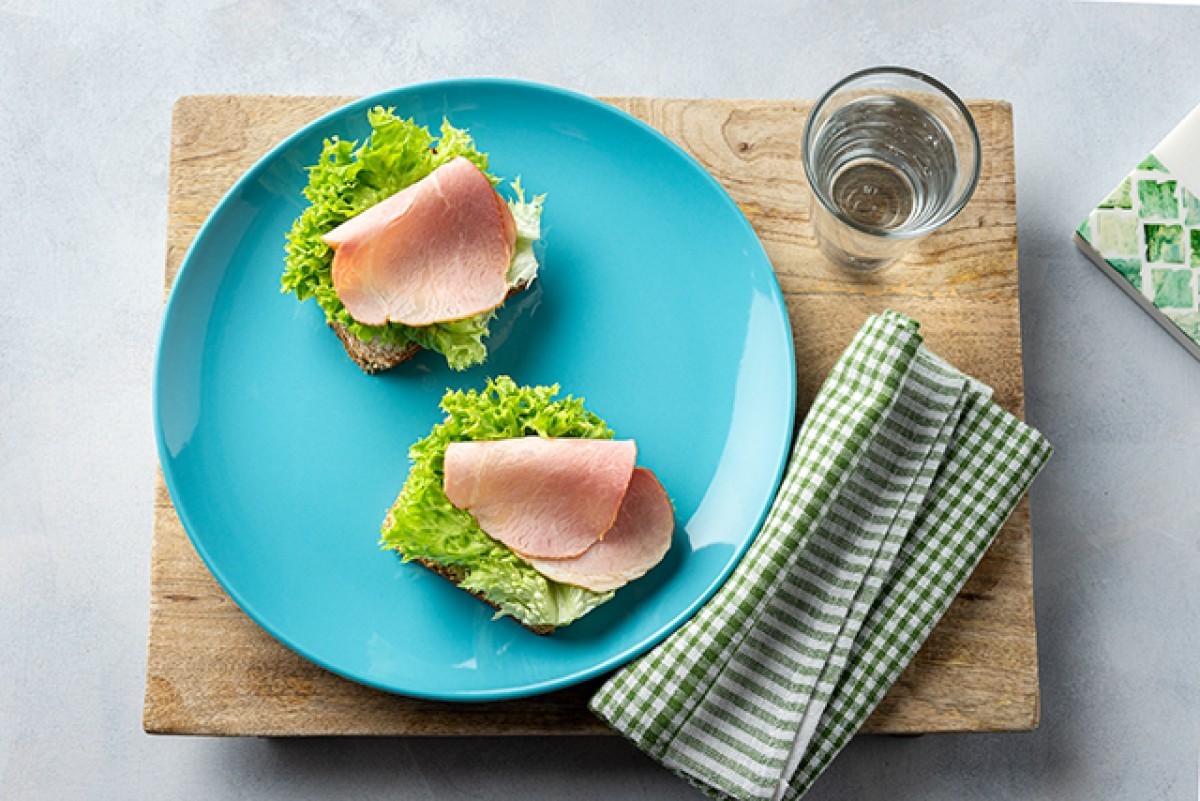 Sandwich mit Salat und Schinken