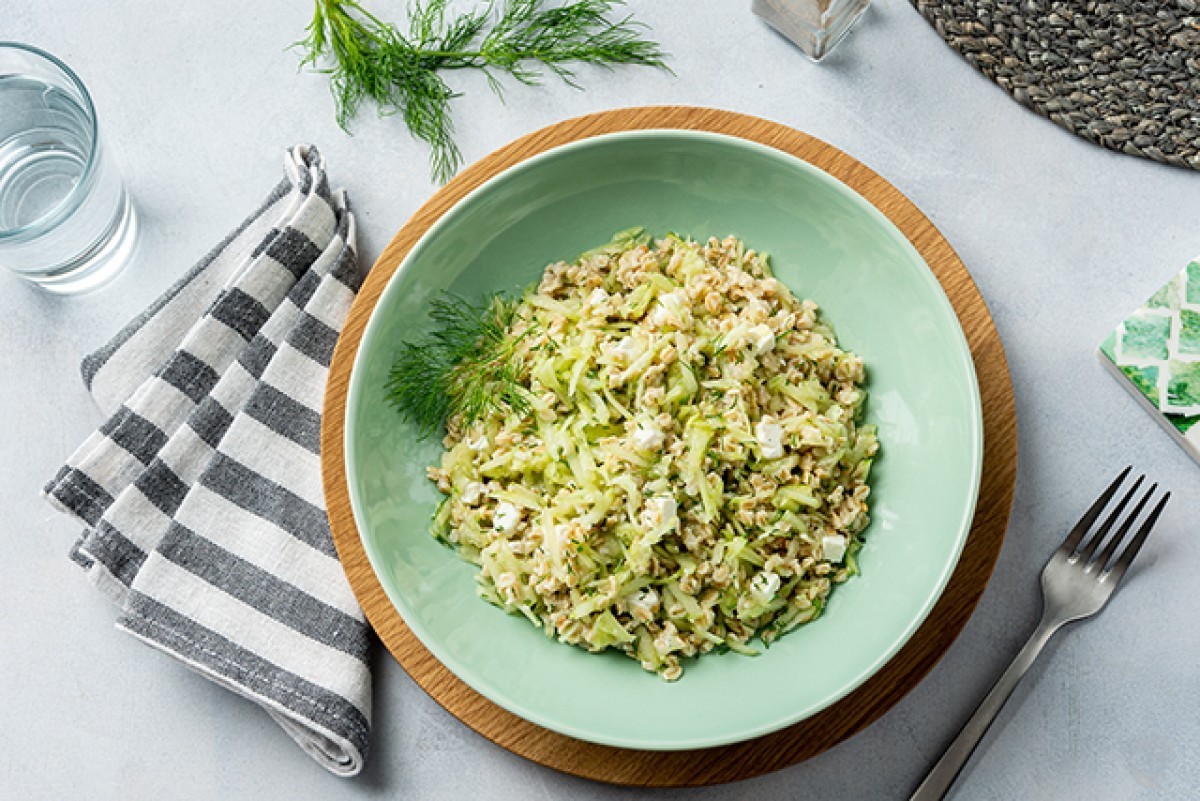 Haferbrei mit Feta, Gurke und Dill