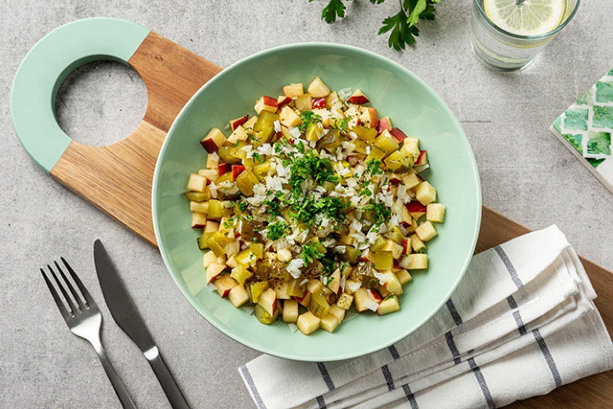 Salat aus sauren Gurken, Äpfeln und Zwiebeln