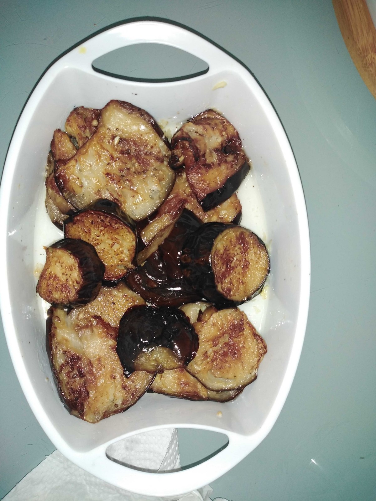 Gebratene aubergine mit knoblauch