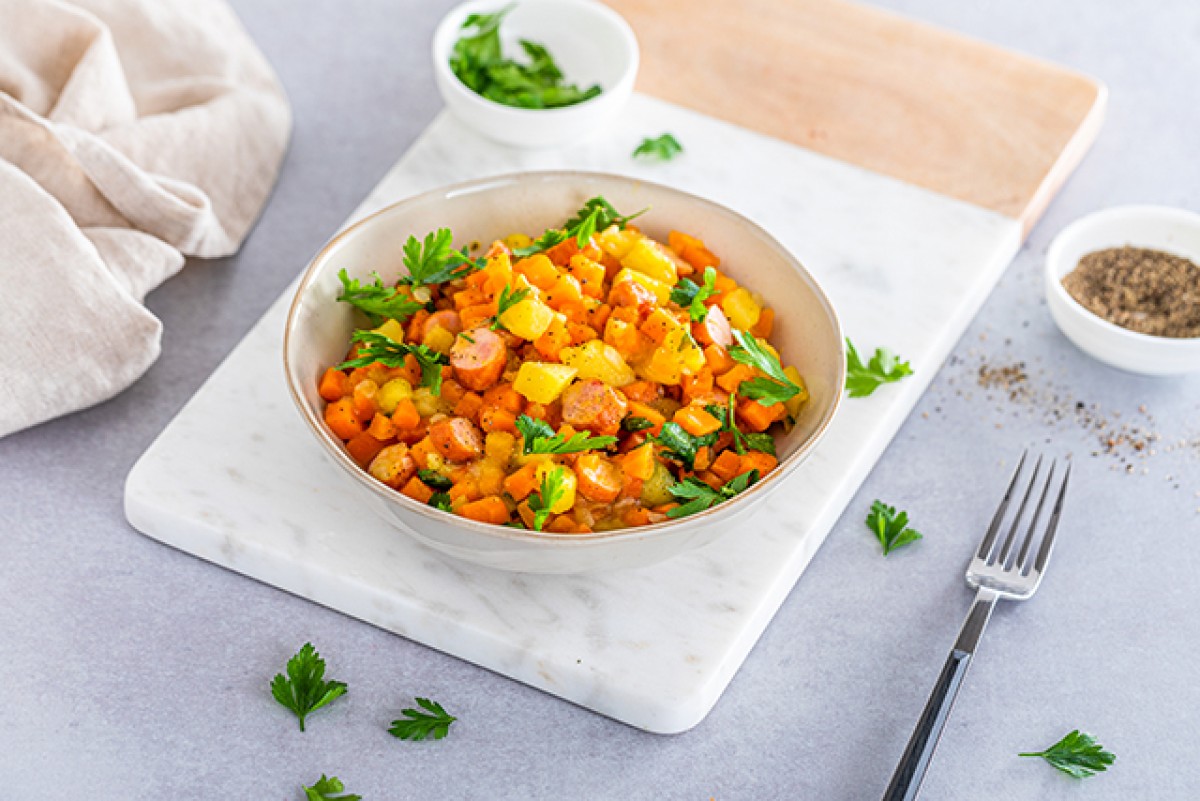 Goulash de carottes avec la saucisse bavaroise