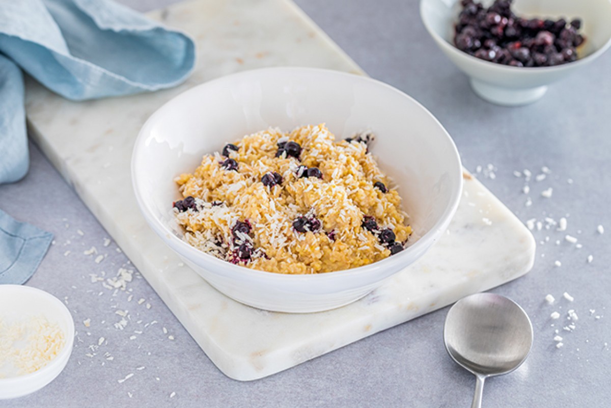 Semoule de millet au coco, aux myrtilles et à la pomme