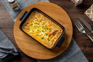 Gebaken aardappelpannenkoek met eieren en chili