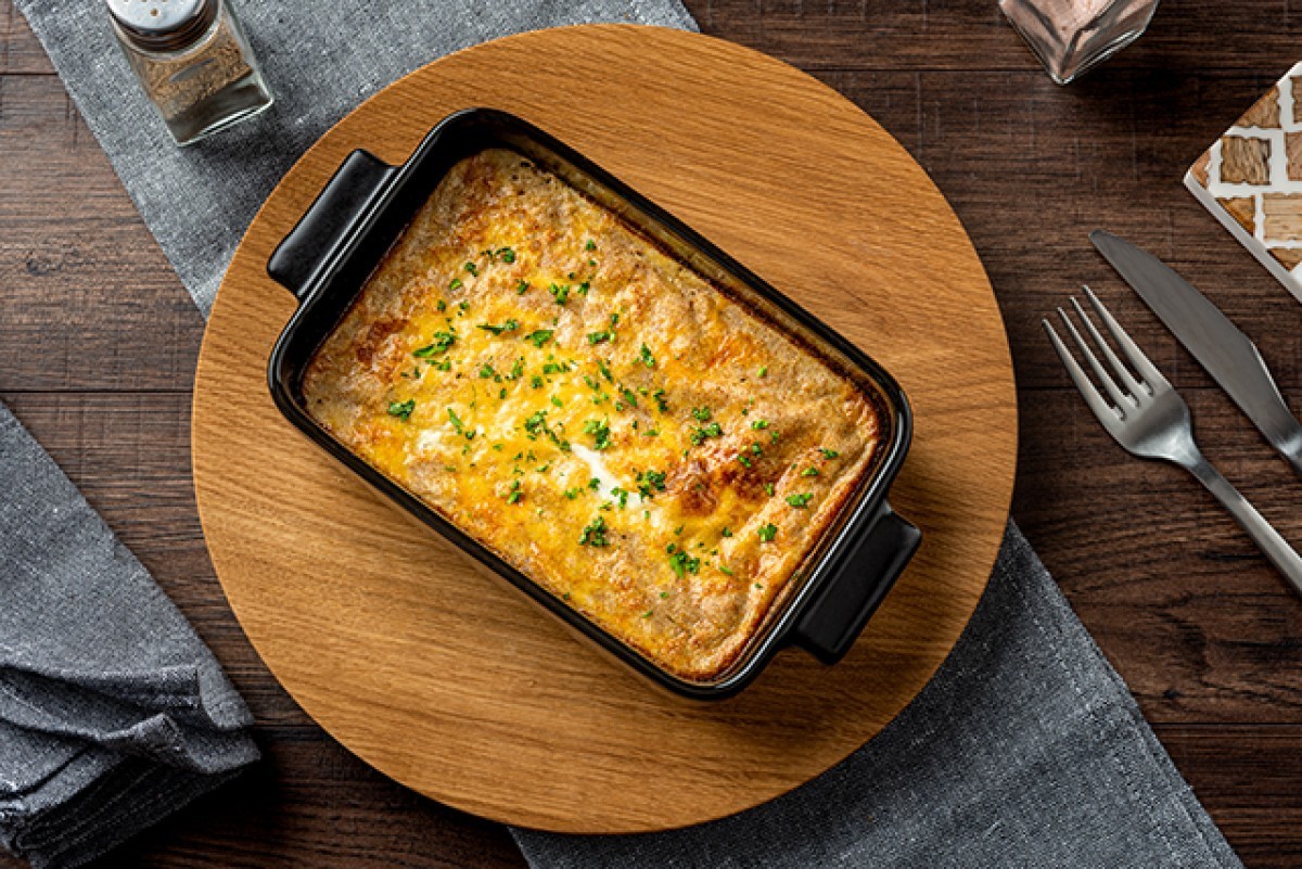 Gebaken aardappelpannenkoek met eieren en chili