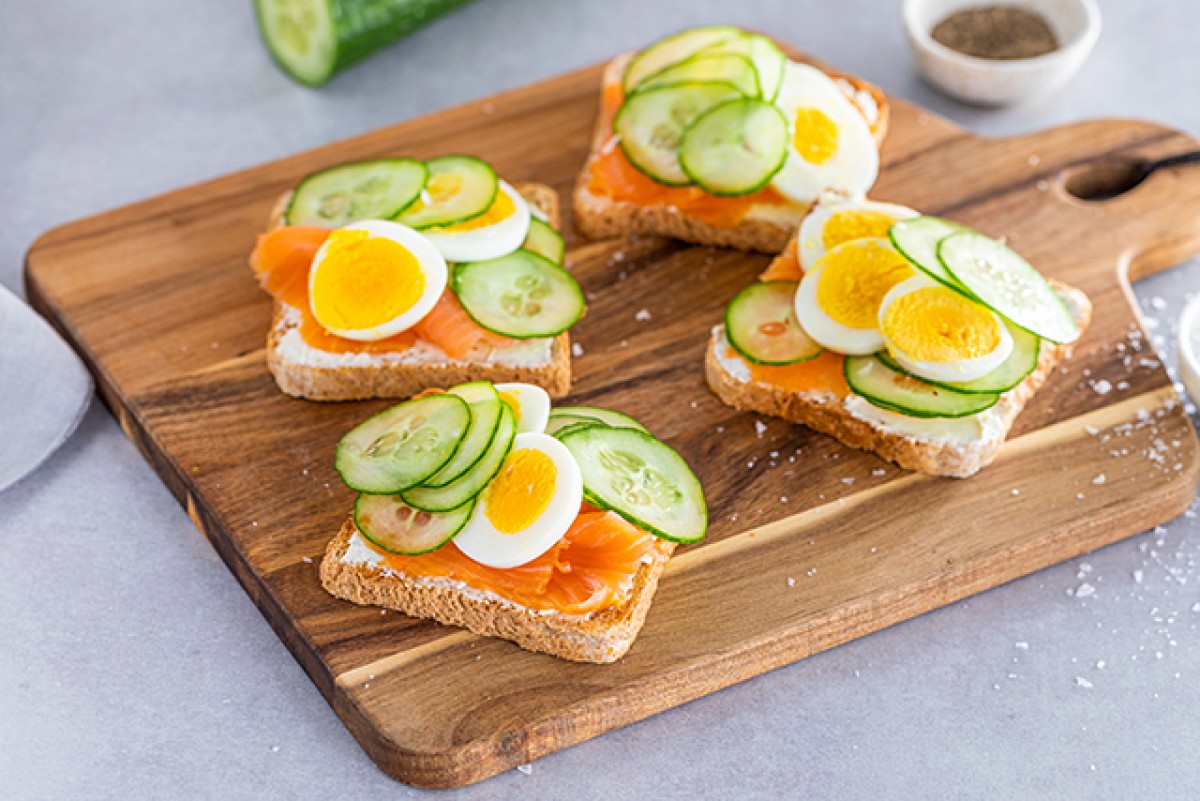 Pain grillé au fromage frais, œuf et saumon