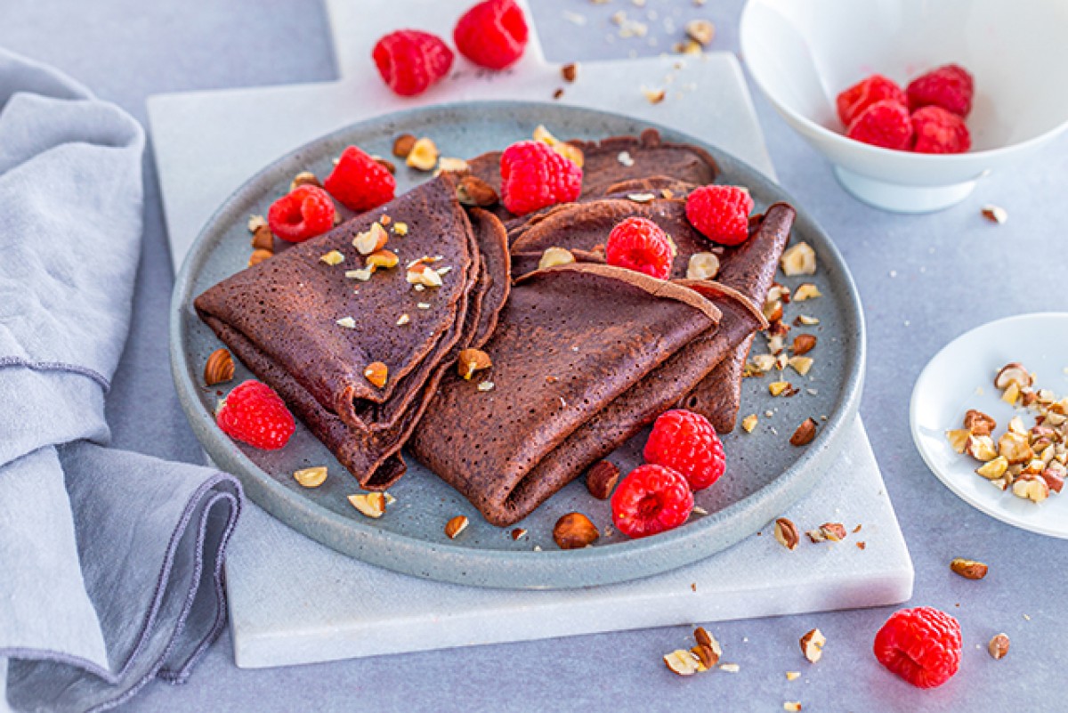 Crêpes au cacao, framboises et noisettes