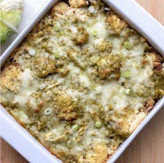 Bloemkool ovenschotel met kip en pesto