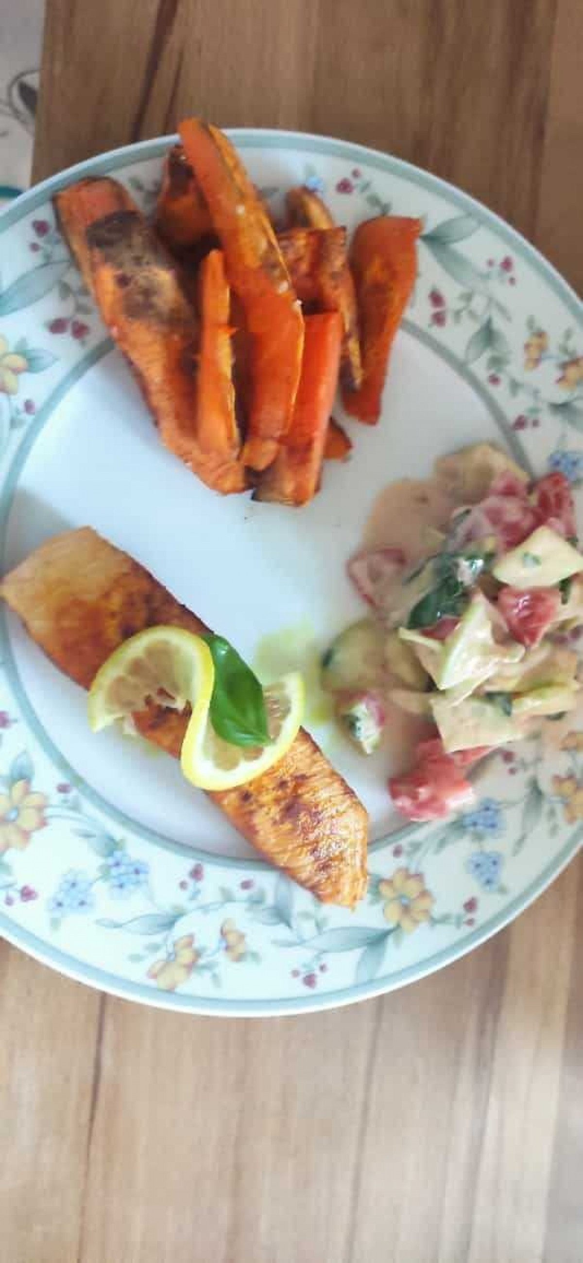 Lachs mit Süsskartoffeln Ecken und Tomaten Gurkensalat