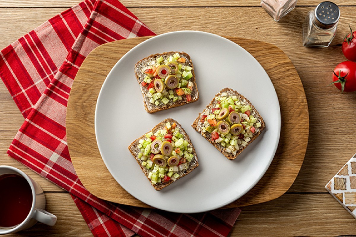 Tartine aux légumes et olives
