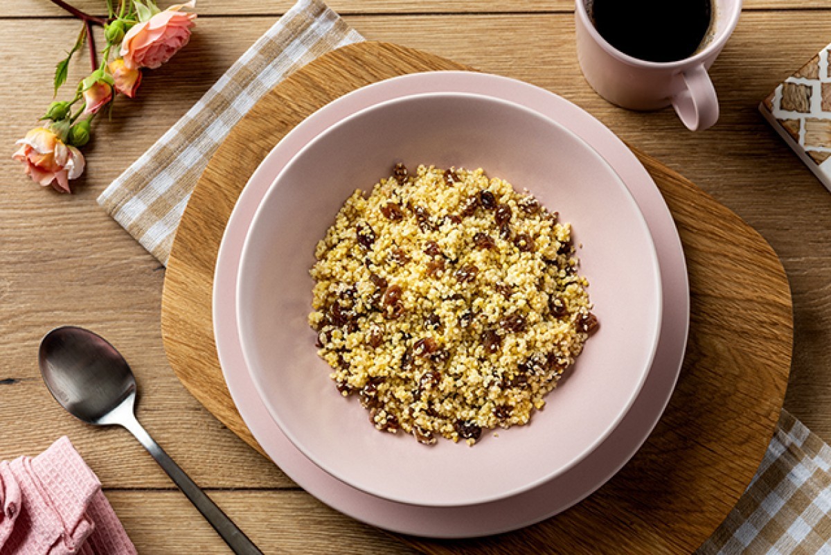 Semoule de millet au miel, aux raisins secs et au sésame