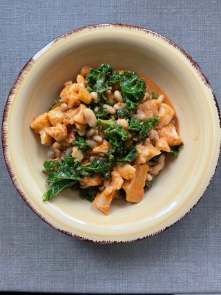 Żółte curry z kalafiorem, fasolką i komosą