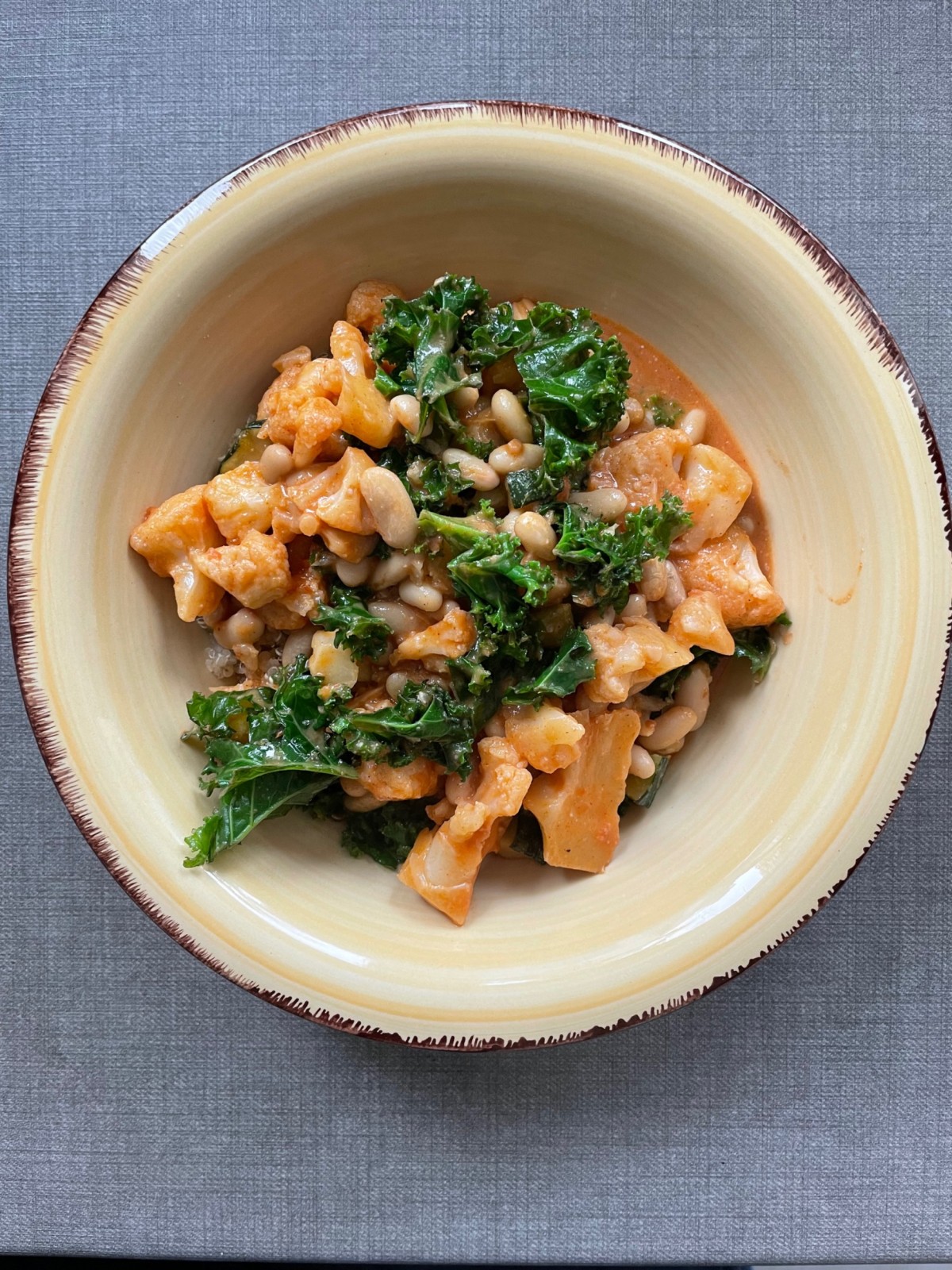 Żółte curry z kalafiorem, fasolką i komosą