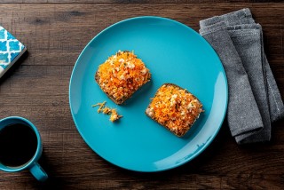 Tartines au pâté aux carottes et fromage blanc