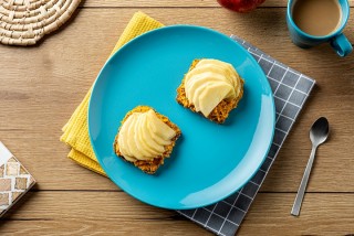 Tartines au pâté de carottes garnies de pommes