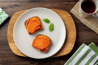 Tartines au pâté de lentilles et poivrons