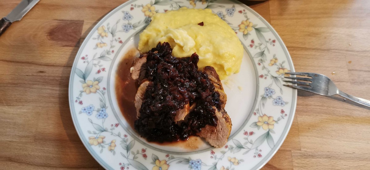 Schweinelende mit Rotwein-zwiebel relish und Kartoffelbrei