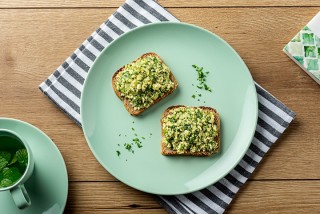 Tartine au pâté aux œufs et aux légumes verts