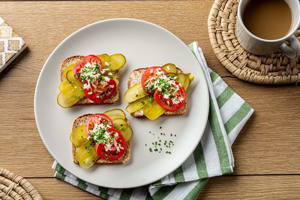 Tartine aux tomates et concombres