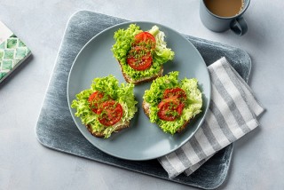 Tartine à la laitue, tomate et à l’aneth