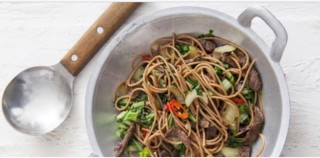 Noedels met biefstuk en Chinese kool