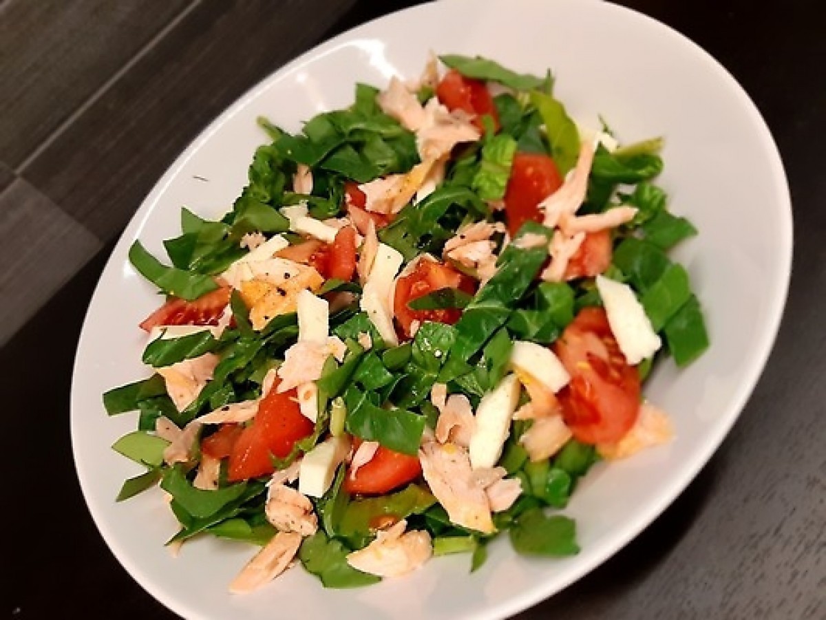 Salad with smoked salmon, tomato and mozzarella