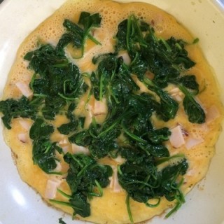 Green omelette with spinach and ham