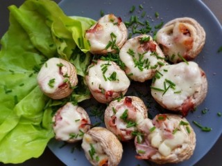 Mushrooms with ham and mozzarella
