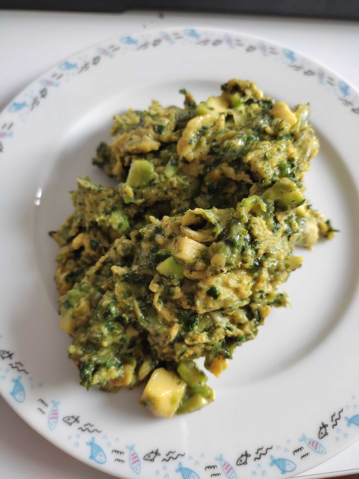Scrambled eggs with spinach and avocado