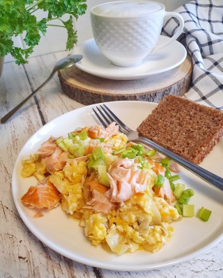 Scrambled eggs with salmon and chives