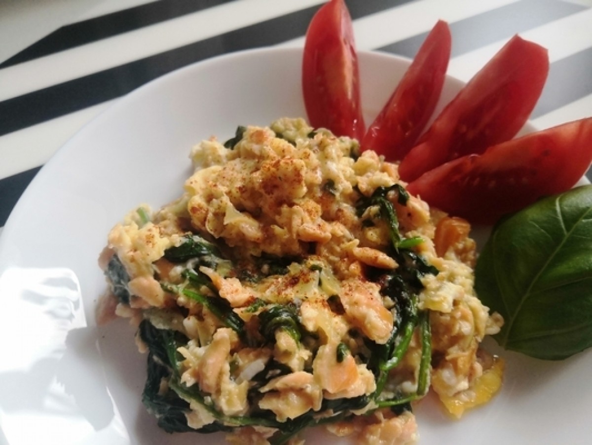 Scrambled eggs with salmon and spinach