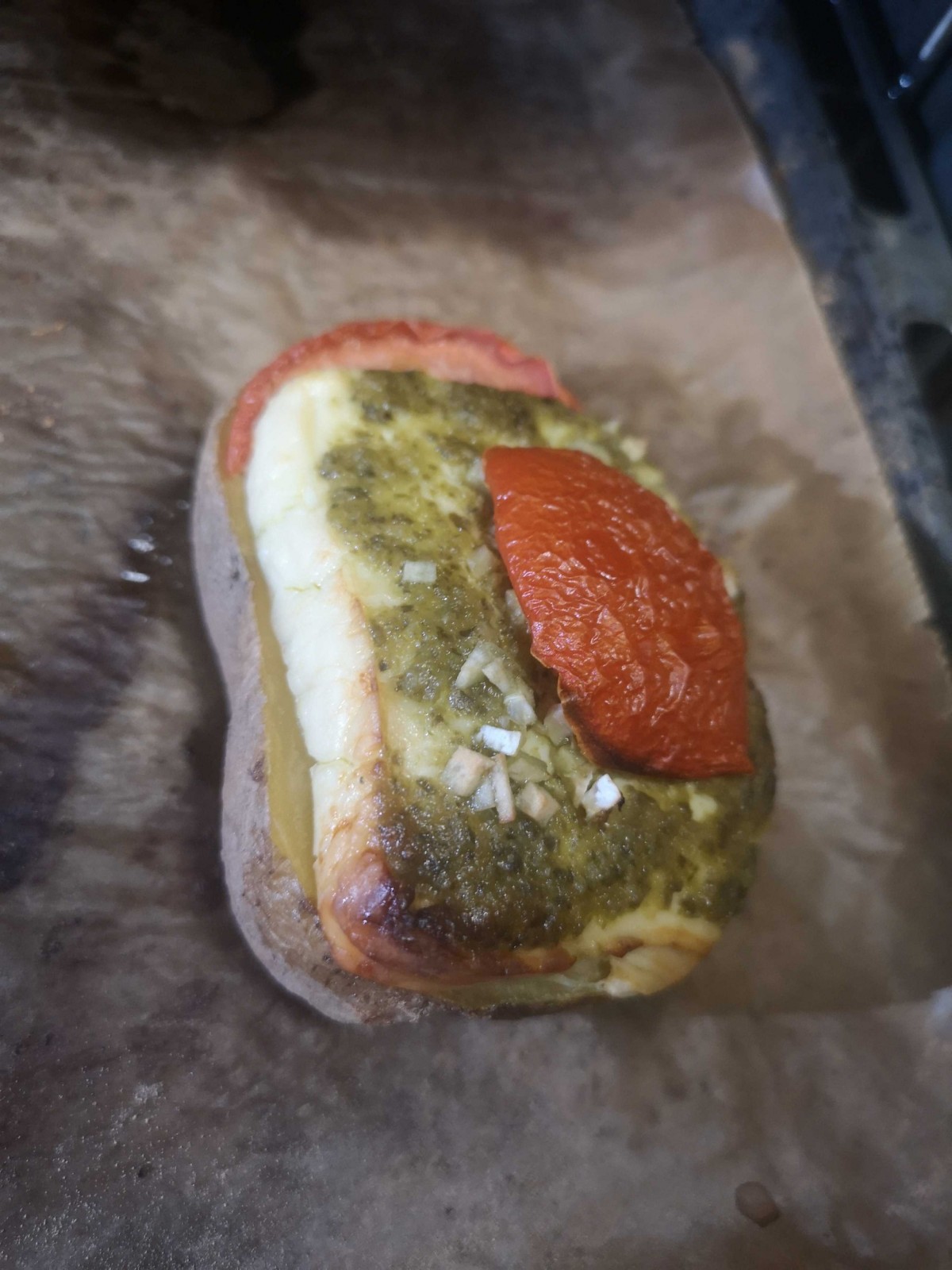 Ofenkartoffel mit Hirtenkäse-Pesto-Tomate