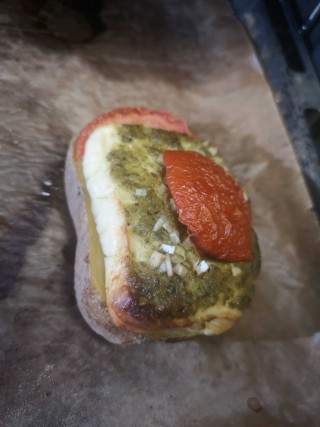 Ofenkartoffel mit Hirtenkäse-Pesto-Tomate