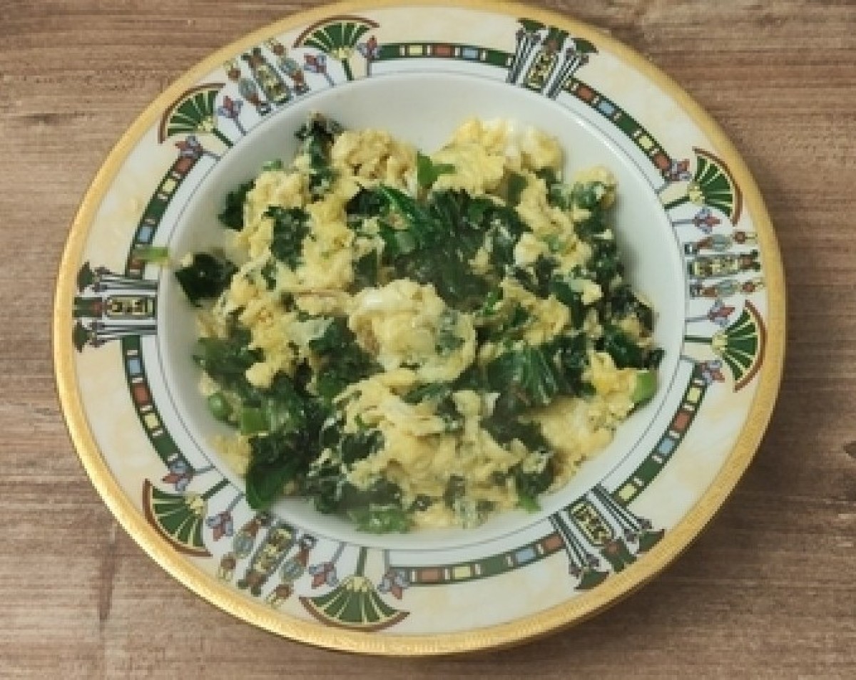 Scrambled eggs with kale