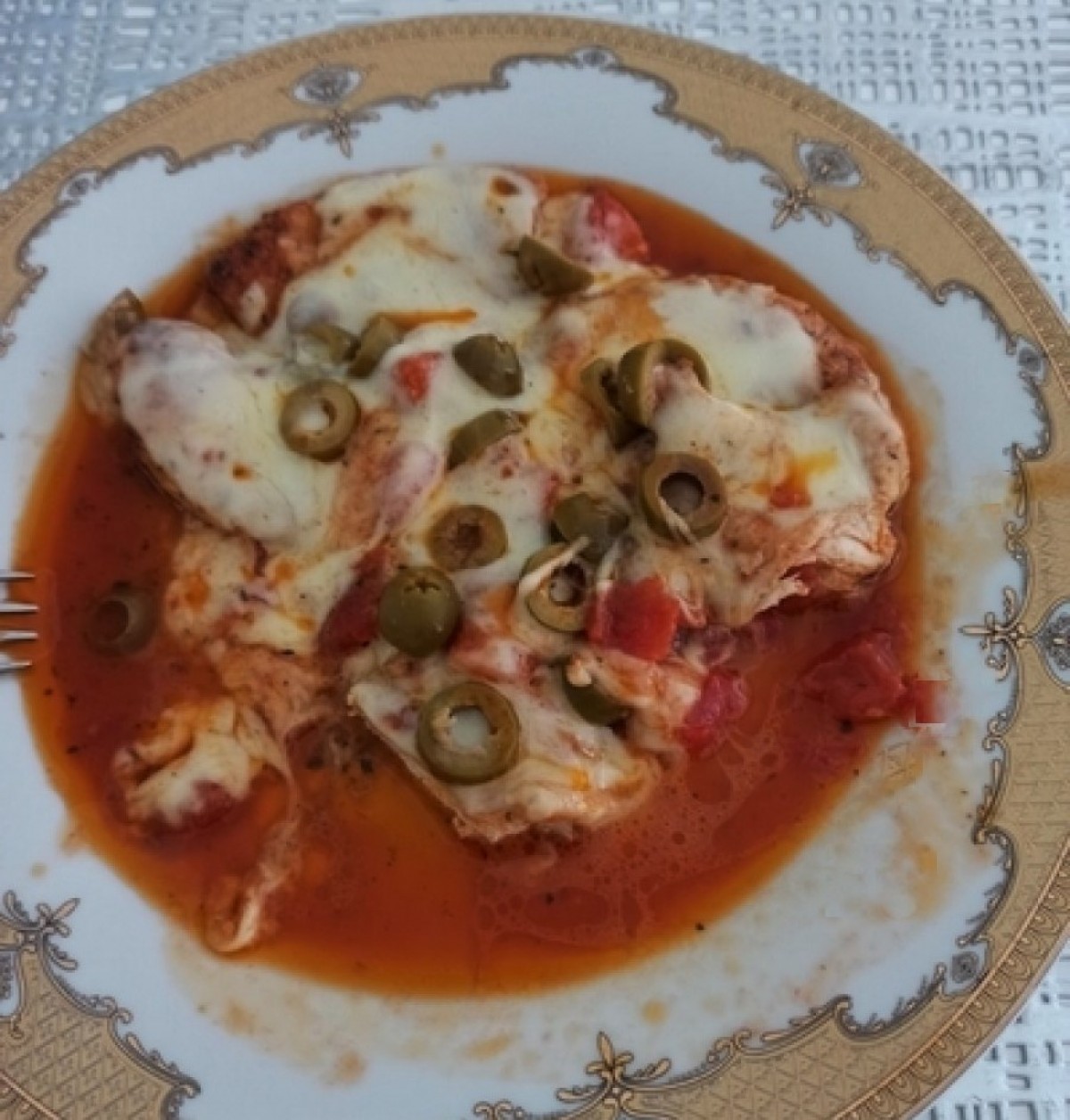 Chicken fillets in tomato sauce with olives and mozzarella