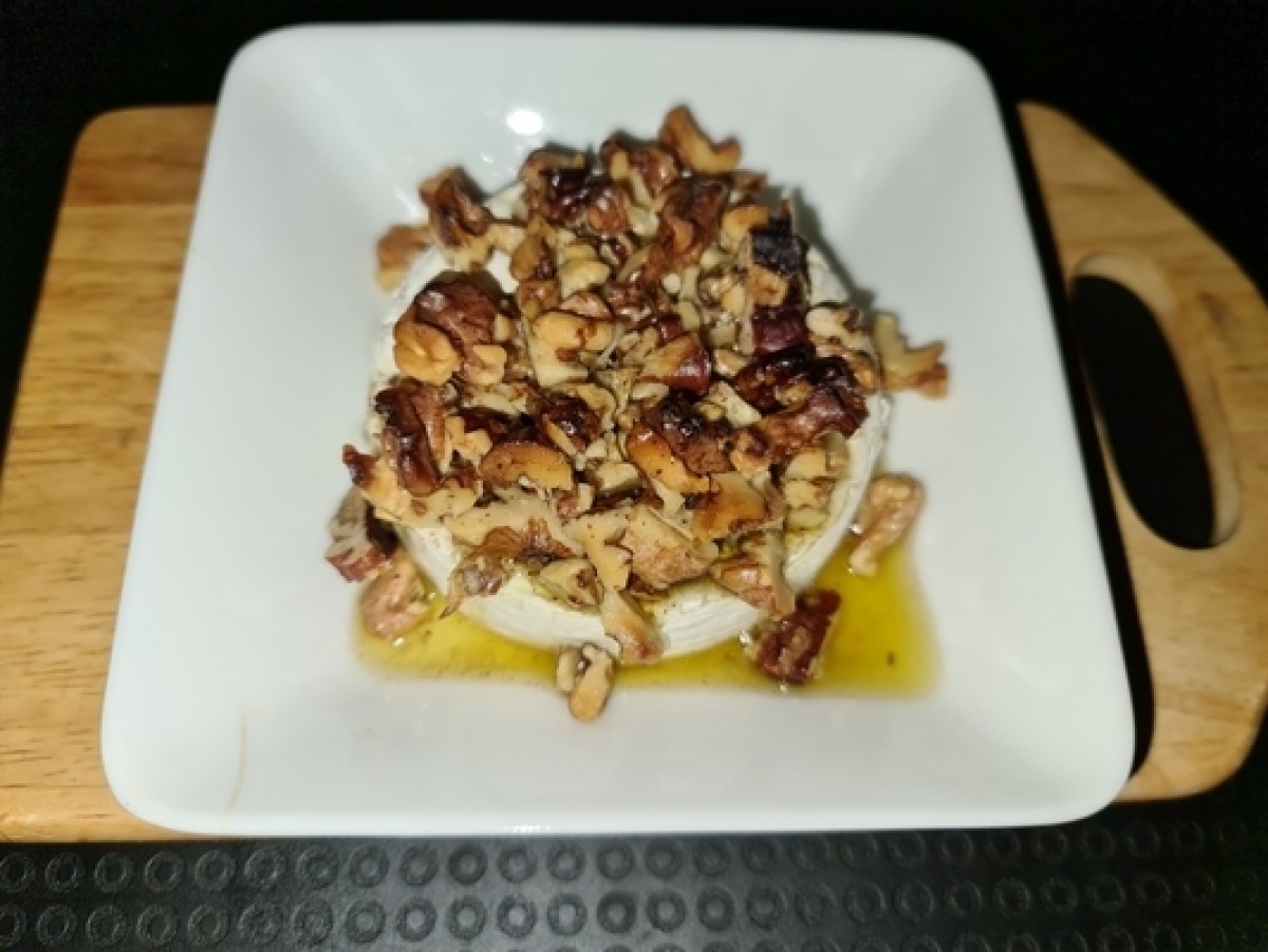 Baked camembert with nuts