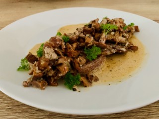 Pork cutlets in chanterelle sauce