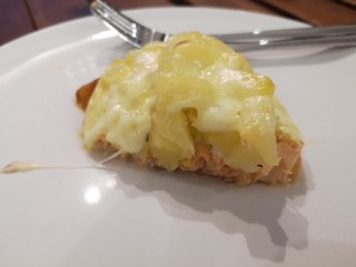 Salmon with mozzarella and pineapple