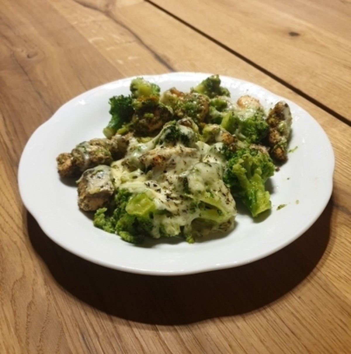 Salmon with broccoli and mozzarella