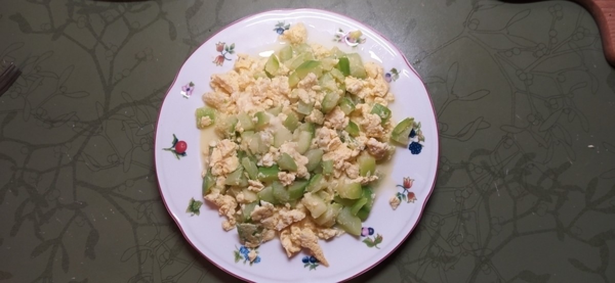 Scrambled eggs with cheese and courgette