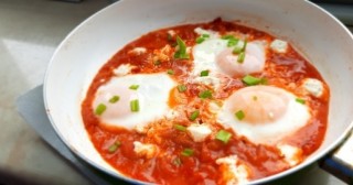 Fried eggs on tomatoes