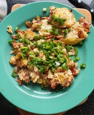 Scrambled eggs on bacon with courgette