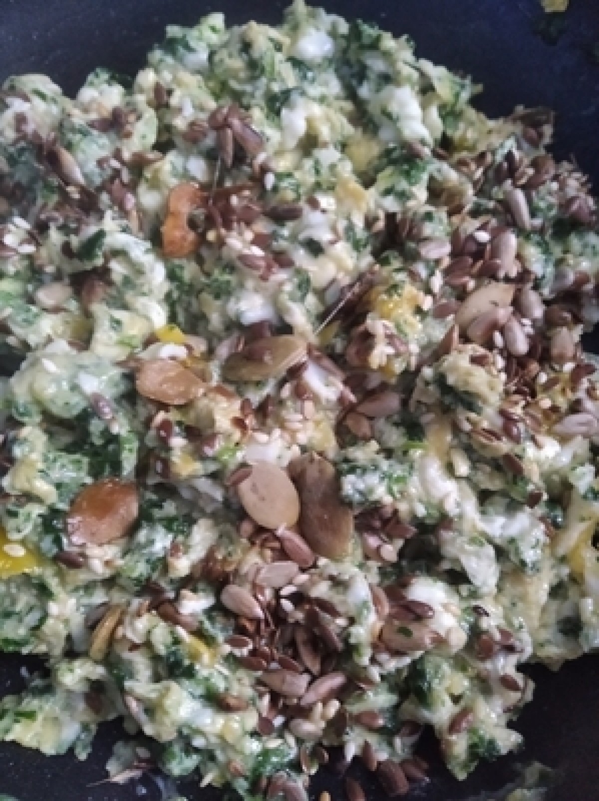 Scrambled eggs with pumpkin seeds, mozzarella and spinach