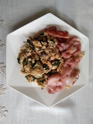 Scrambled eggs with spinach and bacon
