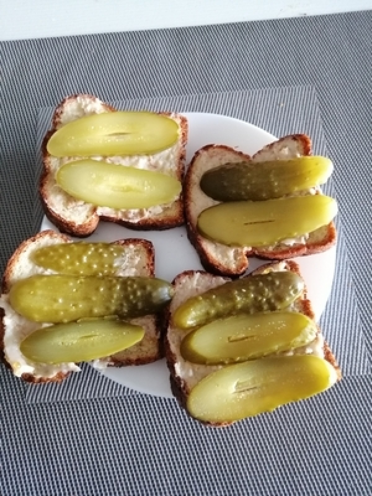Lard and pickled cucumber sandwiches